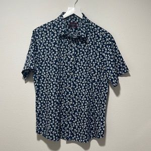 Untuckit short sleeve button up. Never work or washed.